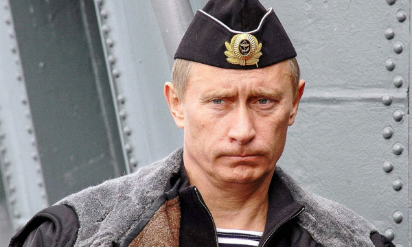 Новый имидж президента: Путин надел пилотку. Видео