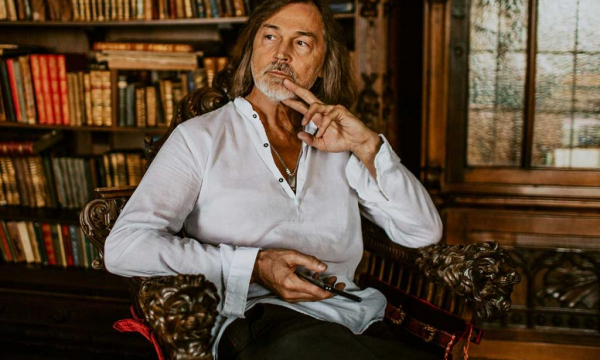 Художник Никас Сафронов даже не знает, какую пенсию от государства получает